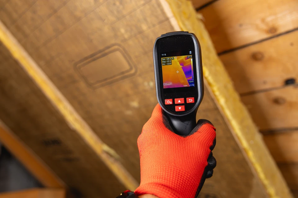 Chantier de construction ext&eacute;rieur avec pose d'isolation thermique par l'ext&eacute;rieur sur fa&ccedil;ade de maison individuelle