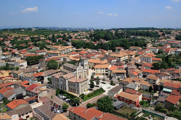 Une photographie professionnelle montrant une maison individuelle typique de la r&eacute;gion Auvergne-Rh&ocirc;ne-Alpes, vue de l'ext&eacute;rieur en plein jour, mettant en &eacute;vidence les &eacute;l&eacute;ments de fa&ccedil;ade (murs, fen&ecirc;tres, toiture). L'image doit illustrer le contexte g&eacute;ographique et r&eacute;sidentiel du secteur d'intervention de Deffain Braun B&acirc;timent, sans text, logo ou filigrane visibles.