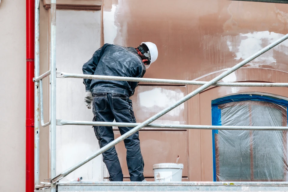 Extérieur d'un bâtiment présentant des fissures importantes dans le revêtement mural en crépi