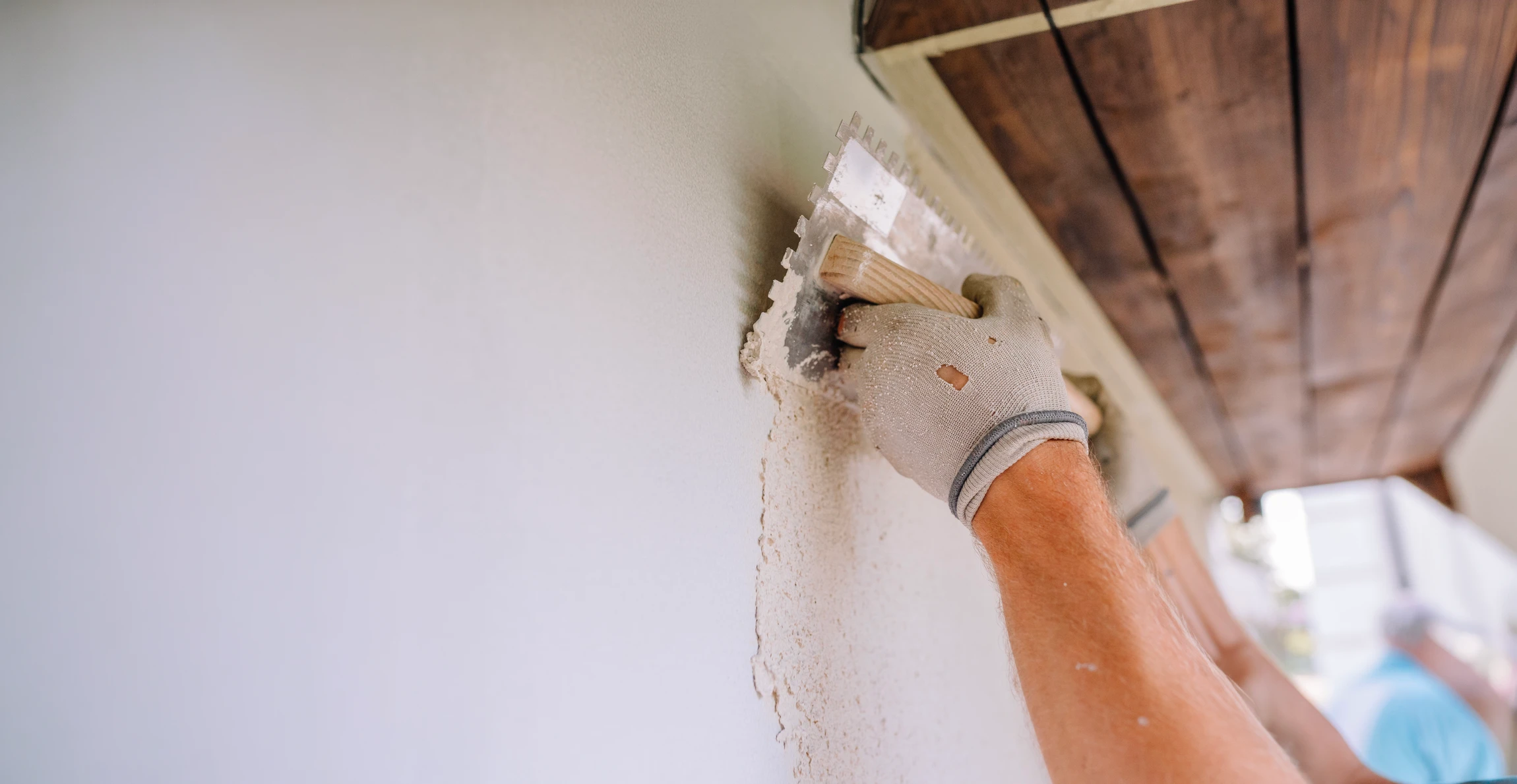 Scène extérieure montrant une maison résidentielle avec échafaudage métallique installé en façade pour travaux de rénovation